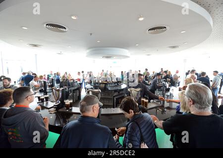 Gusterete una pinta di Guinness Stout al bar sul tetto della Guinness Storehouse di St James's Gate a Dublino, Irlanda. Foto Stock