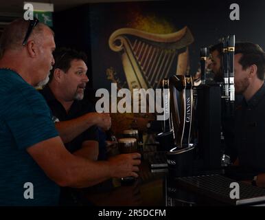 Gusterete una pinta di Guinness Stout al bar sul tetto della Guinness Storehouse di St James's Gate a Dublino, Irlanda. Foto Stock