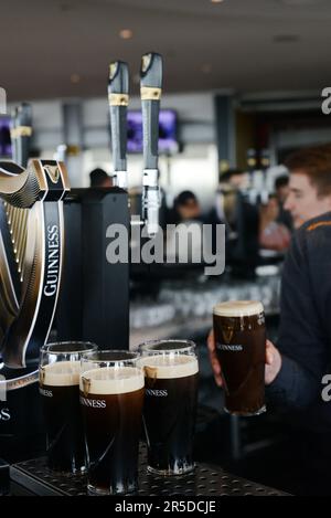 Gusterete una pinta di Guinness Stout al bar sul tetto della Guinness Storehouse di St James's Gate a Dublino, Irlanda. Foto Stock