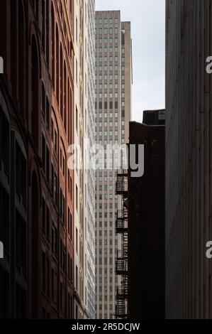 La variegata architettura degli alti edifici di Pittsburgh, Pennsylvania Foto Stock