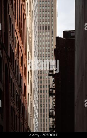 La variegata architettura degli alti edifici di Pittsburgh, Pennsylvania Foto Stock