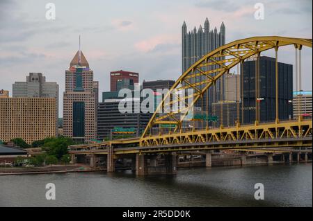 Il ponte di Fort Pitt a Pittsburgh, Pennsylvania Foto Stock