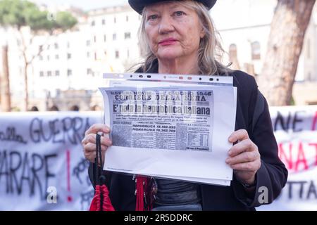 Roma, Italia. 2nd giugno, 2023. Un attivista mostra la pagina del giornale italiano ''il Corriere della sera'' del 2 giugno 1946, giorno della nascita ufficiale della Repubblica Italiana (Credit Image: © Matteo Nardone/Pacific Press via ZUMA Press Wire) SOLO PER USO EDITORIALE! Non per USO commerciale! Credit: ZUMA Press, Inc./Alamy Live News Foto Stock