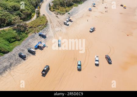 Vista aerea di per i guidatori a ruote parcheggiati sulla sabbia a Rainbow Beach sulla Sunshine Coast nel Queensland Australia. Foto Stock