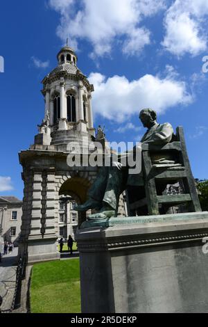 Il Campanile con la statua di William Lecky nel Trinity College, Dublino, Irlanda. Foto Stock