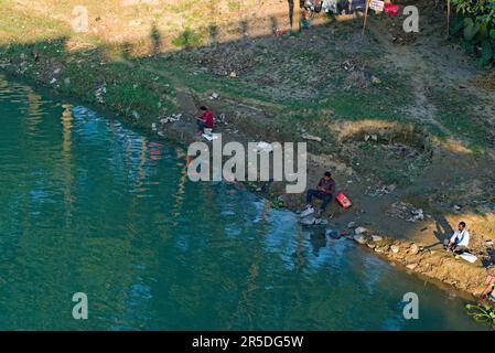 20.11.2022. asia. india. pesca di persona accanto alla riva del fiume in india. Foto Stock