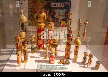 Bambole giapponesi in legno Kokeshi del 20th ° secolo presso il Museo storico Landmark Center di St Paul, Minnesota USA. Foto Stock