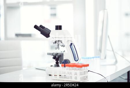 Uno dei tanti strumenti utilizzati da un medico. una scrivania con attrezzature scientifiche all'interno di un laboratorio. Foto Stock