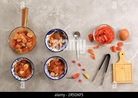 Seblak Bandung, stufato speziato realizzato da Stir Fry Cracker con varie fettine. Popolare Street Food da Bandung, West Java Foto Stock