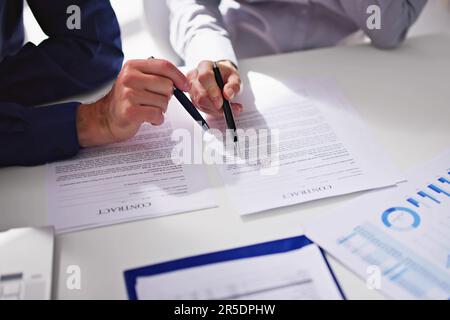 Revisione del contratto del documento aziendale. Avvocato in tuta Foto Stock