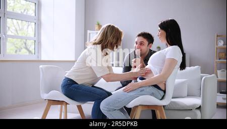 Donna incinta Baby Support Massaggi e Servizio di esercizio Foto Stock