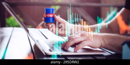 Il concetto di aumento e diminuzione del costo dei prodotti petroliferi. Barili in miniatura e grafici di stock Foto Stock