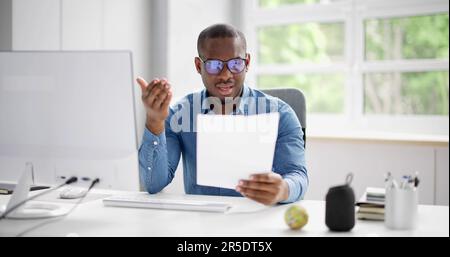 Lettura della lettera di notizie difettose Bill. Uomo in Shock e stress Foto Stock
