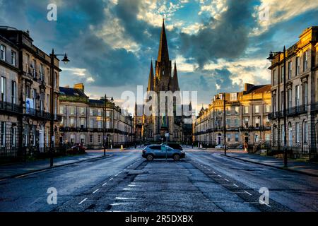 Georgian Houses in Melville Street, che conduce alla Cattedrale di St. Mary, nel West End di Edimburgo, Scozia Foto Stock