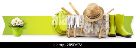 Attrezzatura per attrezzi da giardinaggio, banner con spazio copia. Cassa in legno con kit da giardino, cappello, stivali in gomma e fiori isolati su sfondo bianco. Shopping a Foto Stock