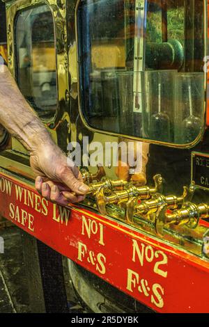 Still man controlla i livelli di alcool nella Spirit Safe presso la distilleria Still House di Springbank, Campbeltown, Scozia, Regno Unito Foto Stock