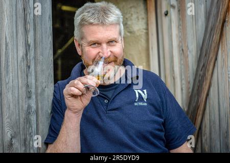 Responsabile della distilleria Graham Wood presso la distilleria NC’nean di Drimnin Estate a Movern , Scozia, Regno Unito. Foto Stock