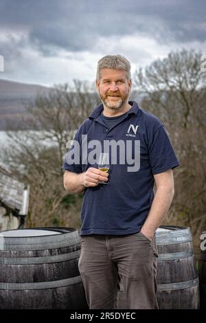 Responsabile della distilleria Graham Wood presso la distilleria NC’nean di Drimnin Estate a Movern , Scozia, Regno Unito. Foto Stock