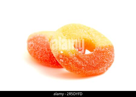 Le caramelle classiche ad anello di Peach isolate su uno sfondo bianco Foto Stock