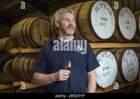 Responsabile della distilleria Graham Wood presso la distilleria NC’nean di Drimnin Estate a Movern , Scozia, Regno Unito. Foto Stock