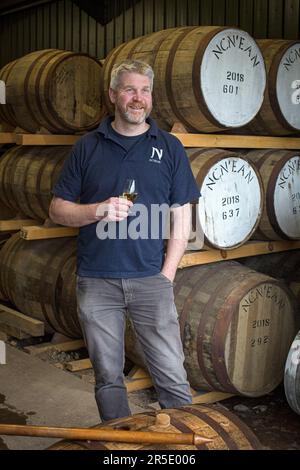 Responsabile della distilleria Graham Wood presso la distilleria NC’nean di Drimnin Estate a Movern , Scozia, Regno Unito. Foto Stock