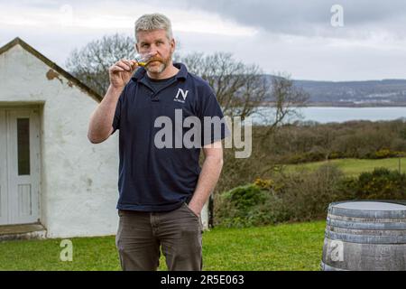 Responsabile della distilleria Graham Wood presso la distilleria NC’nean di Drimnin Estate a Movern , Scozia, Regno Unito. Foto Stock