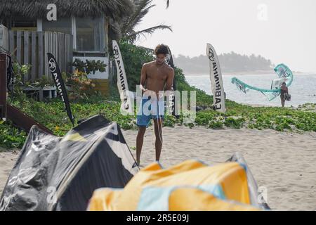 Linee di aquilone in esecuzione sulla spiaggia di aquiloni Foto Stock