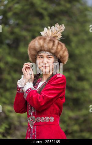 Abito tradizionale. Donna nel Parco Nazionale Ala-Arca. Kirghizistan Foto Stock