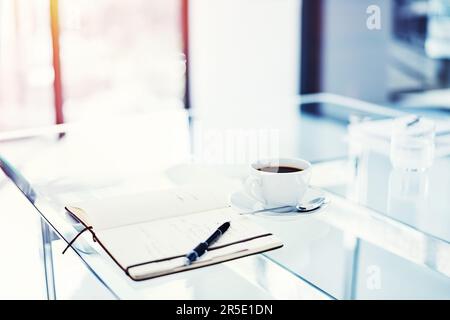 Mi piace pensare in spazi aperti. un diario giacente su un tavolo in un ufficio vuoto. Foto Stock