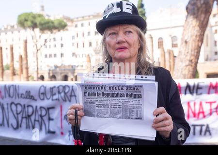 Roma, Italia. 02nd giugno, 2023. Un attivista mostra la pagina del giornale italiano 'il Corriere della sera' del 2 giugno 1946, giorno della nascita ufficiale della Repubblica Italiana (Foto di Matteo Nardone/Pacific Press) Credit: Pacific Press Media Production Corp./Alamy Live News Foto Stock