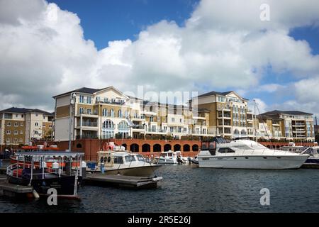 Eastbourne, East Sussex, Regno Unito - Agosto 7 2021: Yacht a Sovereign Harbour con edifici di appartamenti sullo sfondo. Foto Stock