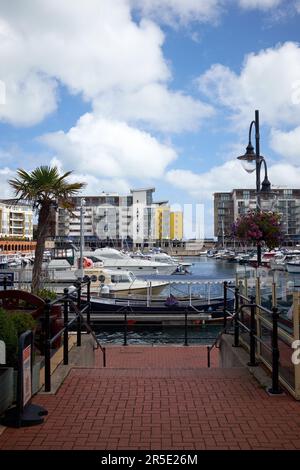 Eastbourne, East Sussex, Regno Unito - Agosto 7 2021: Yacht a Sovereign Harbour con edifici di appartamenti sullo sfondo. Foto Stock