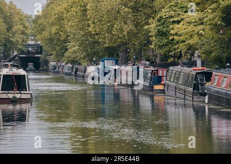 File di case galleggianti e barche strette sul canale del Regent su Maida Avenue, Little Venice, West London, in un luminoso giorno autunnale. Foto Stock