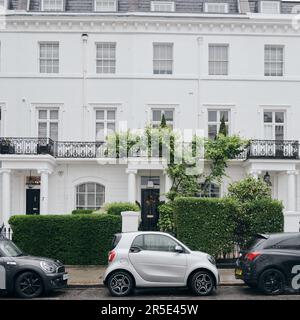 LONDRA, Regno Unito - 21st GIUGNO 2021: Silver Smart EQ auto elettrica a due posti parcheggiata fuori casa di lusso a Kensington, Londra. Foto Stock