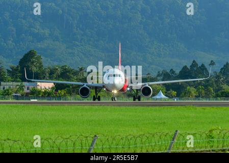 Langkawi, Malesia - 28 maggio 2023. AirAsia Airbus A320 (9M-RAI), taxi all'aeroporto di Langkawi (LGK), Malesia. Foto Stock