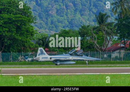 Langkawi, Malesia - 28 maggio 2023. Un Northrop F-5 Tiger II della Royal Thai Air Force (RTAF) tassando per il decollo dall'Aeroporto di Langkawi (LGK), Malesia. Foto Stock