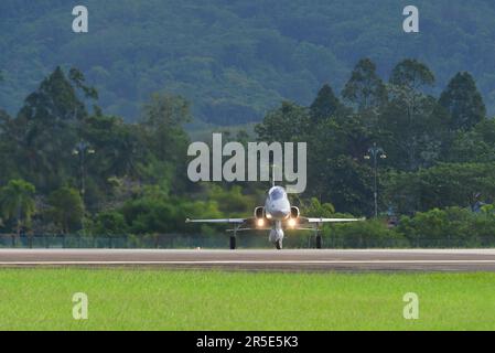 Langkawi, Malesia - 28 maggio 2023. Un Northrop F-5 Tiger II della Royal Thai Air Force (RTAF) tassando per il decollo dall'Aeroporto di Langkawi (LGK), Malesia. Foto Stock