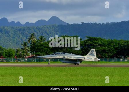 Langkawi, Malesia - 28 maggio 2023. Un Northrop F-5 Tiger II della Royal Thai Air Force (RTAF) tassando per il decollo dall'Aeroporto di Langkawi (LGK), Malesia. Foto Stock