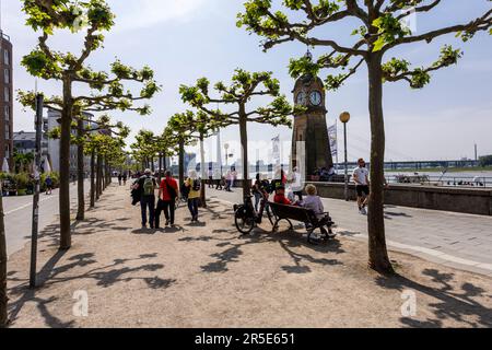 Passeggiata sul Reno al livello dell'acqua nel centro storico di Düsseldorf Foto Stock