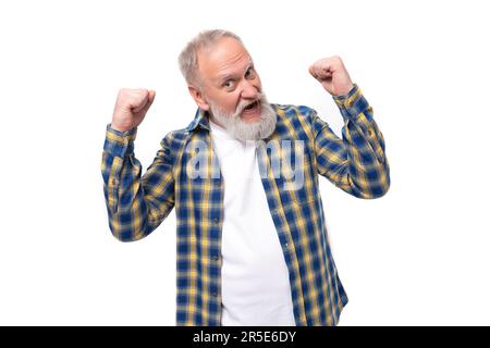 pensionato anziano energico positivo con capelli grigi con baffi e barba Foto Stock