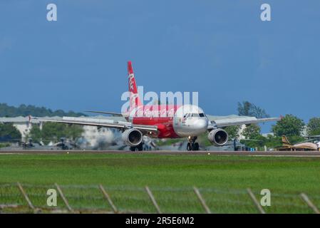 Langkawi, Malesia - 28 maggio 2023. AirAsia Airbus A320 (9M-AFF), taxi all'aeroporto di Langkawi (LGK), Malesia. Foto Stock