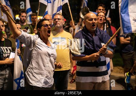 Israele. 02nd giugno, 2023. I manifestanti anti anti delle riforme cantano e fanno sventolare la bandiera israeliana di fronte alla stazione di polizia di Hadera a sostegno dei manifestanti arrestati accanto alla casa del primo ministro Benjamin Netanyahu a Cesarea. Hadera, Israele. Giugno 02th 2023. (Matan Golan/Sipa USA). Credit: Sipa USA/Alamy Live News Foto Stock