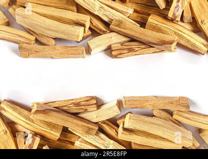 Palo di Palo Santo, bastoni sacri di alberi isolati su sfondo bianco. Healing il concetto di energia della gente e della casa Foto Stock