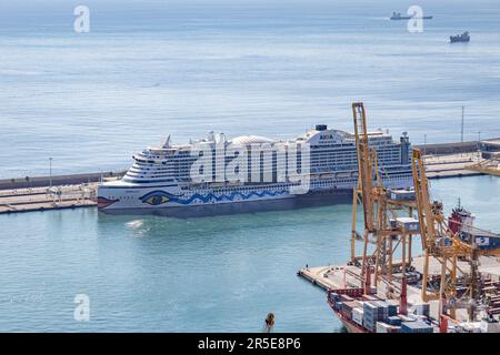 BARCELLONA, SPAGNA-17 SETTEMBRE 2021: Nave da crociera AIDAperla (AIDA Perla) nel porto crocieristico di Barcellona. Vista aerea. Foto Stock