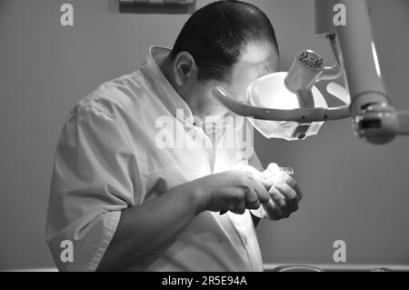 il dentista esamina una serie di denti Foto Stock