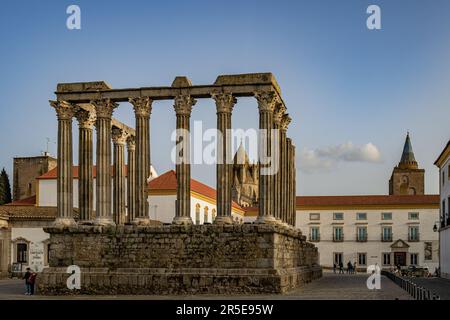 Evora, Portogallo - 21 febbraio 2023: Rovine del tempio romano costruite per l'imperatore Augusto, turisti intorno Foto Stock