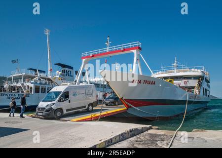 I veicoli sbarcano dal traghetto Agia Triada, linee Lefkimmi, dopo essere arrivati da Lefkimmi all'isola di Corfù a Igoumenitsa, regione dell'Epiro, Grecia Foto Stock