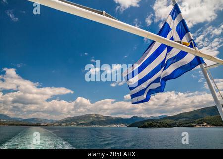 Bandiera greca, vascello, poppa del traghetto Agia Triada, linee Lefkimmi, attraversamento dello stretto meridionale di Corfù, sulla strada per Lefkimmi all'isola di Corfù da Igoumenitsa, regione dell'Epiro, Grecia Foto Stock