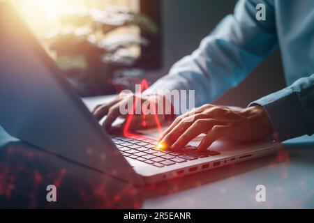 Avviso di violazione del sistema sul notebook (notebook). Attacco informatico alla rete di computer, virus, spyware, malware o software dannoso. Sicurezza informatica e. Foto Stock