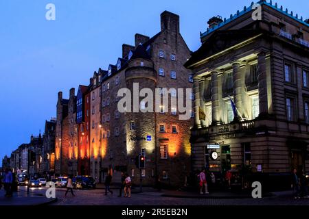 EDIMBURGO, SCOZIA - 10 SETTEMBRE 2014: Si tratta di vecchie case sul Royal Mile con illuminazione notturna. Foto Stock